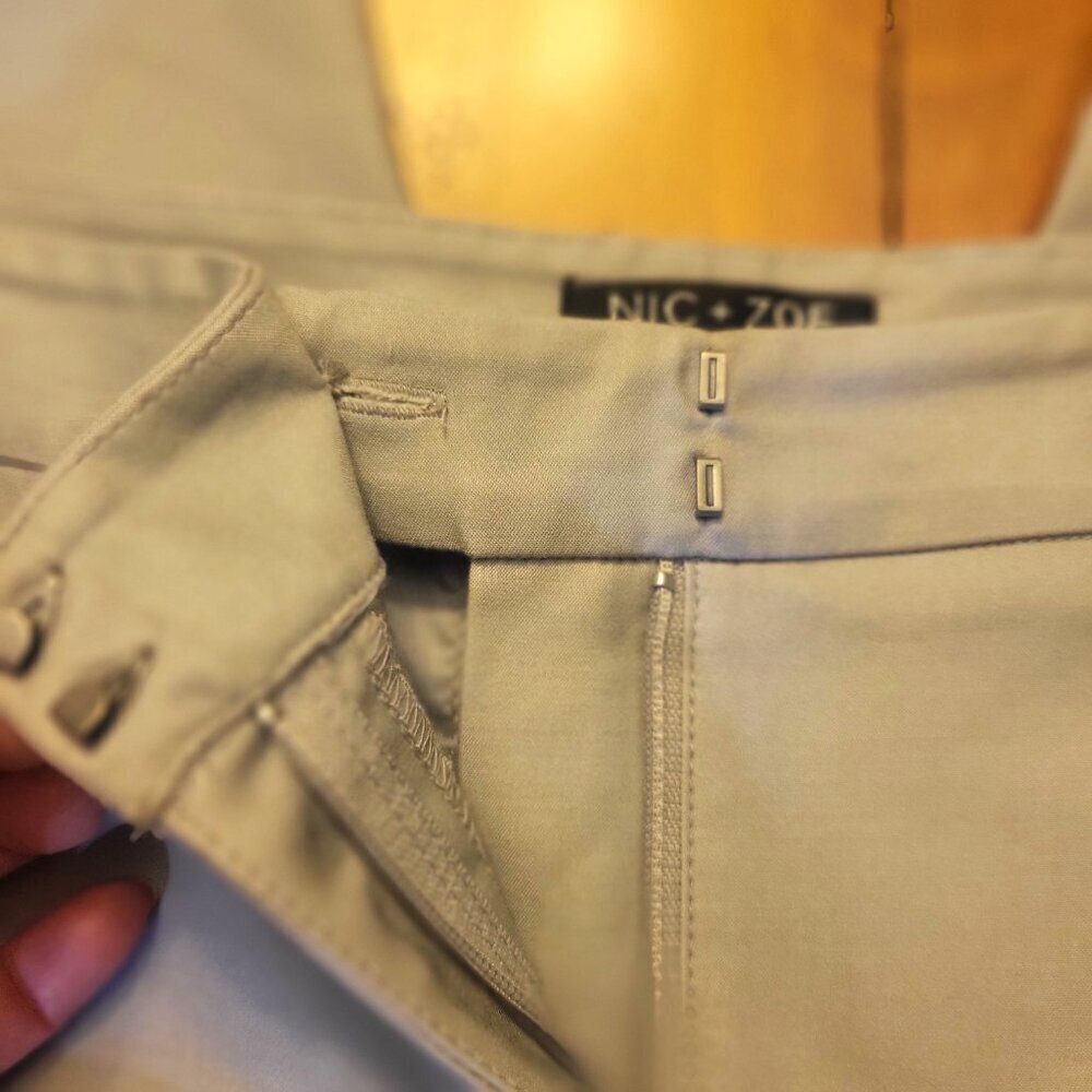Nic + Zoe Light Gray Flat Front Women's Mid-Rise Straight Leg Pants- Size 10 - Picture 4 of 11